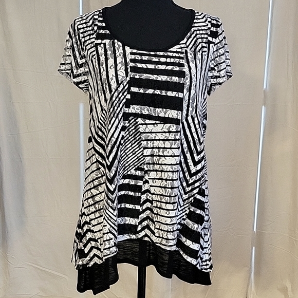 Chico's Tops - Chico's Black White 2-Layer Lace Tunic Top Cap Sleeve Geometric Sz 0 S